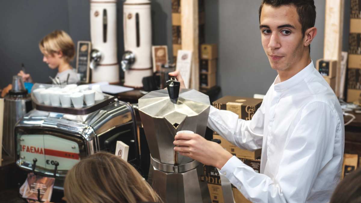 Pesquisa mediu hábitos de gentileza em cinco países europeus em outubro de 2025.