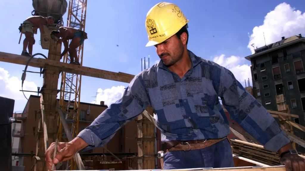 Trabalhador estrangeiro atua em obra na Toscana, onde imigrantes representam 24,6% da mão de obra em funções manuais.