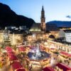 A tradicional Piazza Walther, em Bolzano, recebe os chalés do mercadinho de Natal, decorada com luzes e a árvore dos desejos.