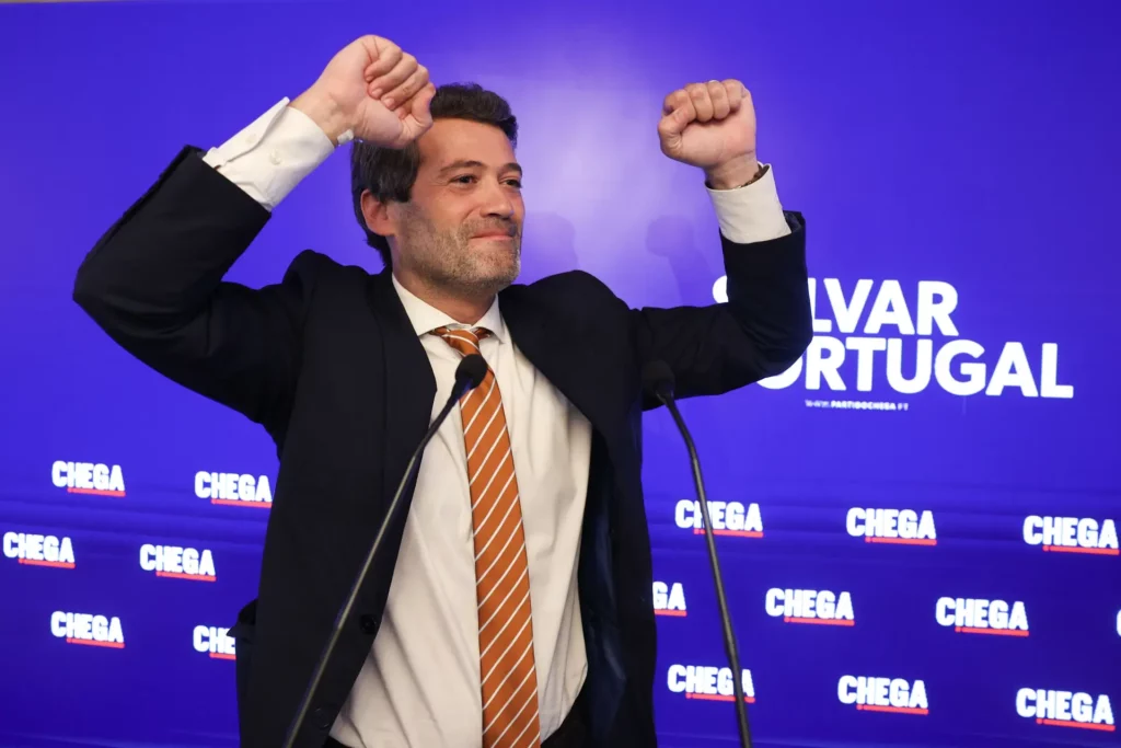 Em Portugal, o partido Chega, liderado por André Ventura, cresceu nas urnas com um discurso radical contra estrangeiros.