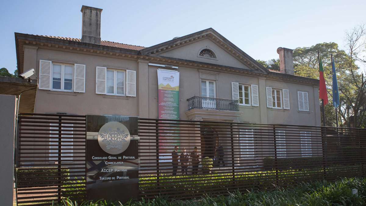 Mais de 25 mil pedidos de nacionalidade portuguesa estão travados nos consulados de Portugal por falta de funcionários.