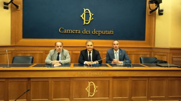 Franco Tirelli, Ricardo Merlo e Mario Borghese durante a apresentação da proposta de reforma da cidadania na Câmara dos Deputados, em Roma.