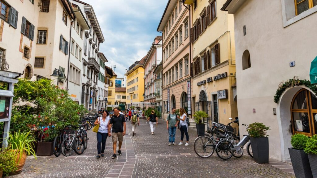 Vista do centro histórico de Bolzano, cidade que ocupa o segundo lugar no ranking de qualidade de vida na Itália em 2025.