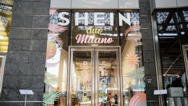 Instalada temporariamente, a loja da Shein atraiu grande público na capital da moda italiana