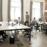 Profissionais trabalham em espaço de coworking, modelo comum entre autônomos na Itália.