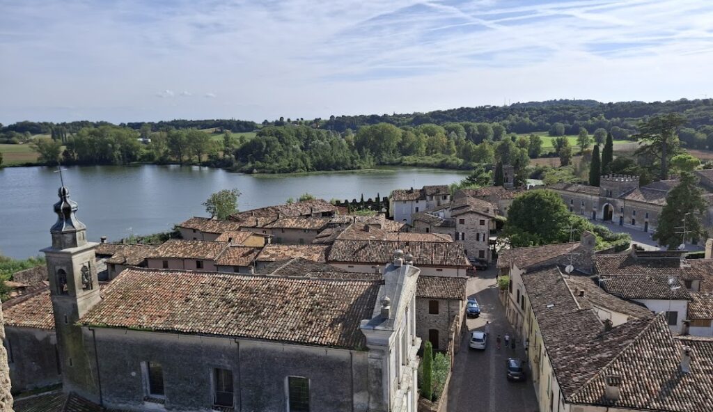 Casinhas de pedra, um lago em forma de coração e o charme medieval que faz desse vilarejo um dos mais românticos da Lombardia.
