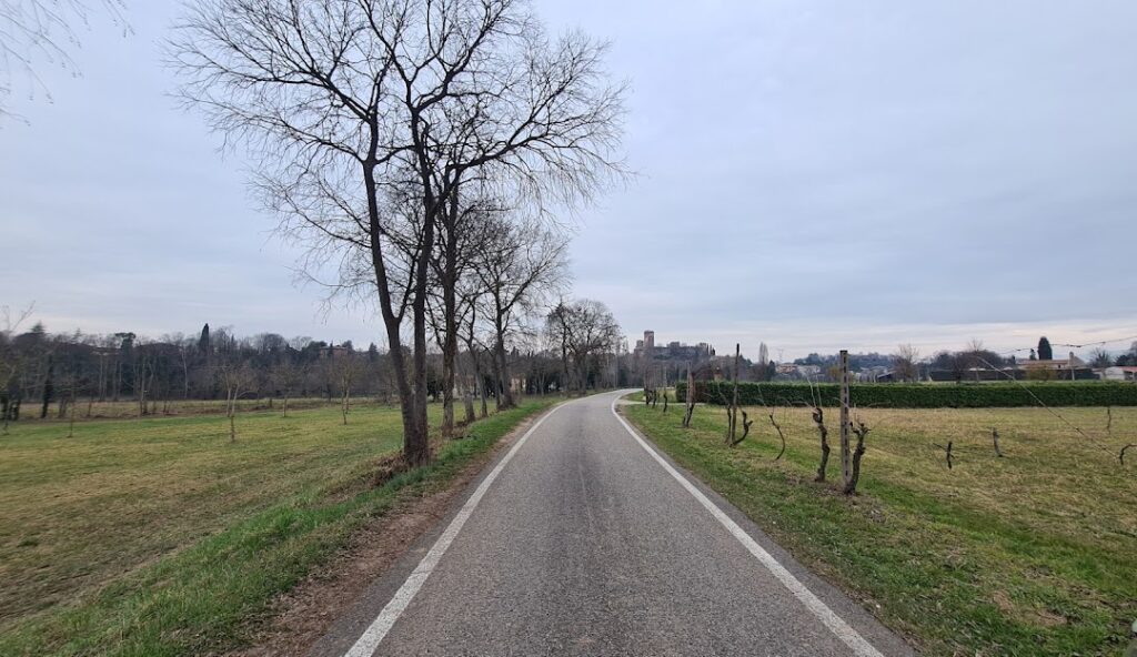Uma estrada tranquila cercada por campos e vinhedos leva até o vilarejo mais romântico das colinas lombardas.