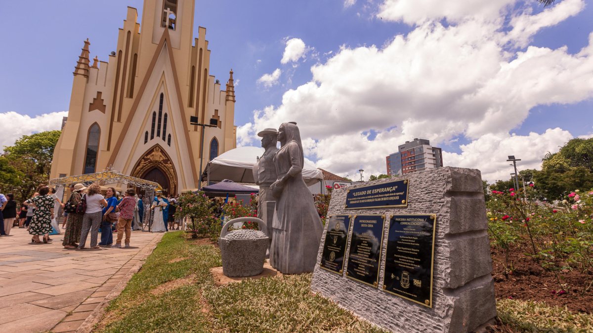 Obra em praça histórica celebra 150 anos da imigração italiana no RS