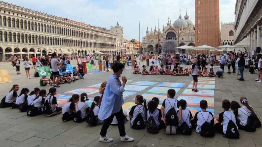 Turma em Mestre tem maioria estrangeira e reacende debate sobre integração escolar