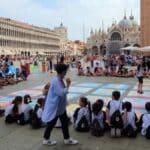Turma em Mestre tem maioria estrangeira e reacende debate sobre integração escolar