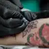 Tatuagens causam inflamação crônica e prejudicam vacinas, alerta pesquisa internacional