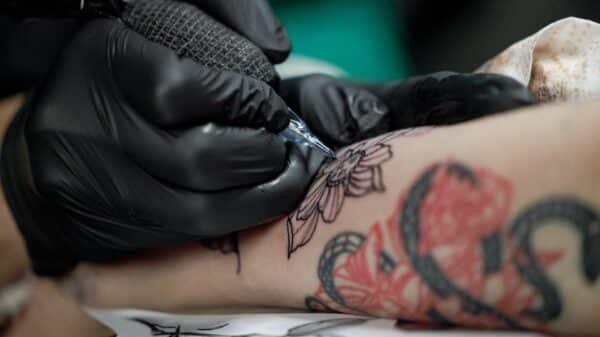Tatuagens causam inflamação crônica e prejudicam vacinas, alerta pesquisa internacional