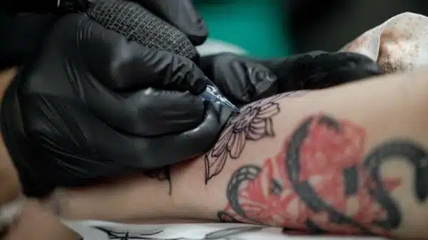 Tatuagens causam inflamação crônica e prejudicam vacinas, alerta pesquisa internacional