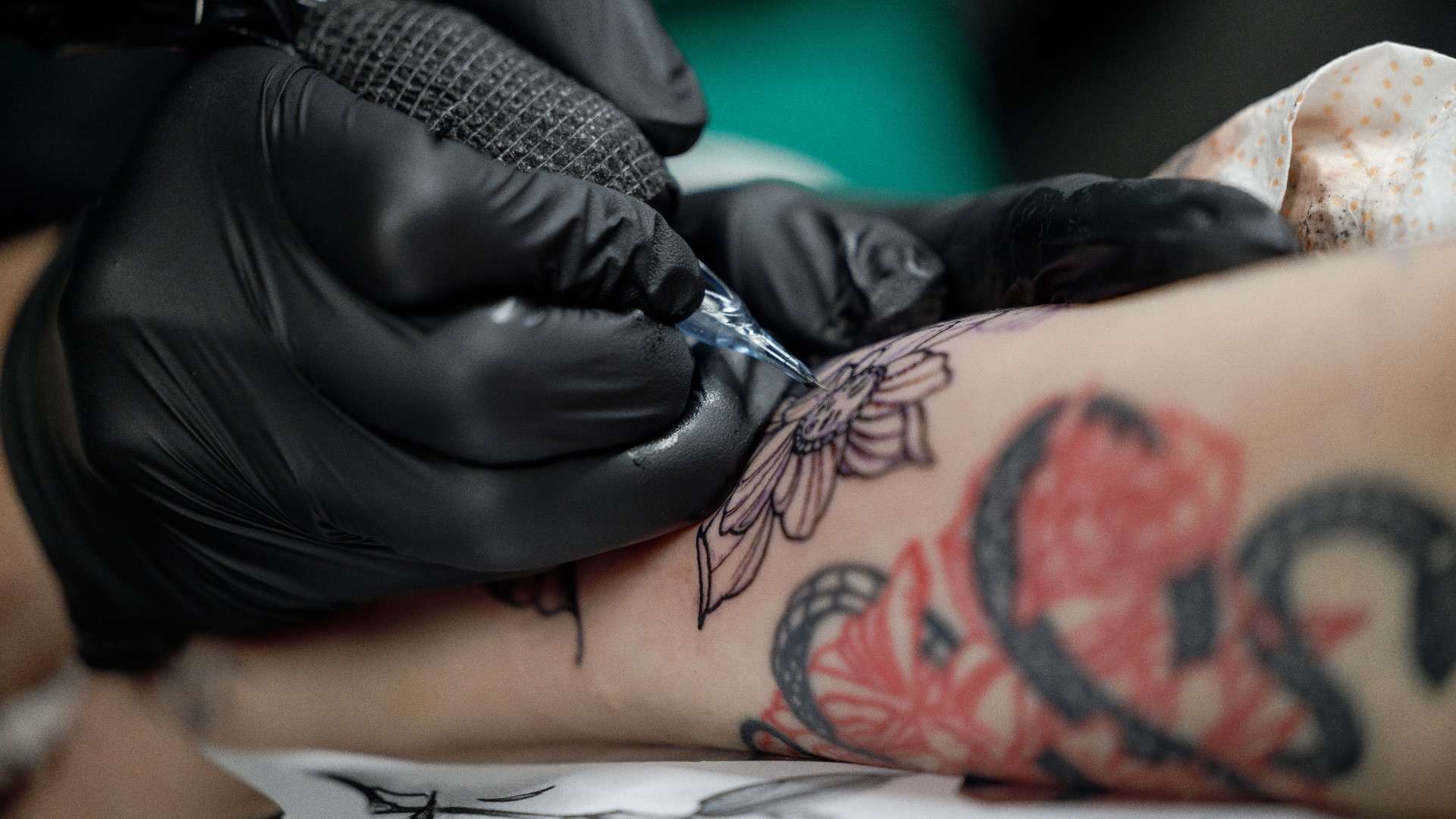 Tatuagens causam inflamação crônica e prejudicam vacinas, alerta pesquisa internacional