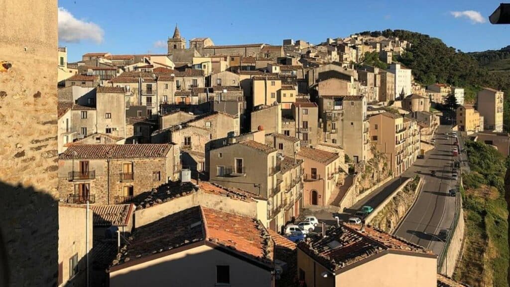 Casas na Itália por 25 mil euros: a nova aposta que viralizou nas redes