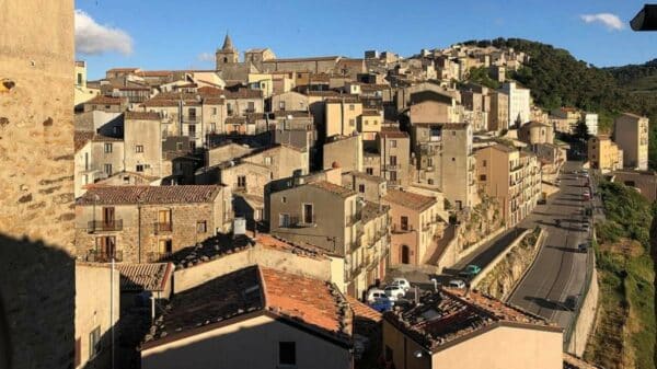 Casas na Itália por 25 mil euros: a nova aposta que viralizou nas redes