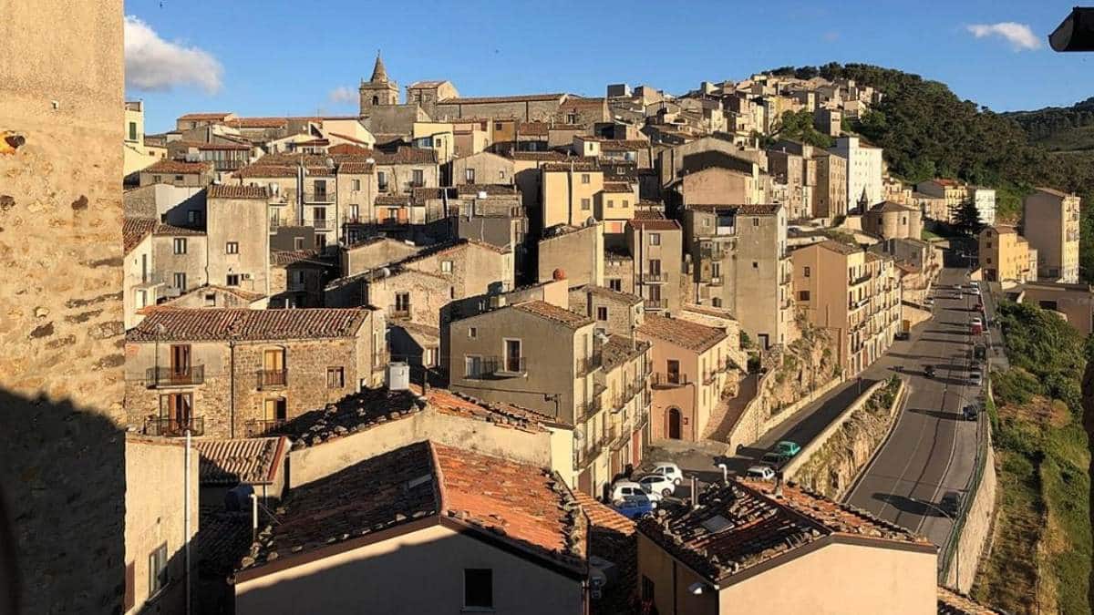 Casas na Itália por 25 mil euros: a nova aposta que viralizou nas redes