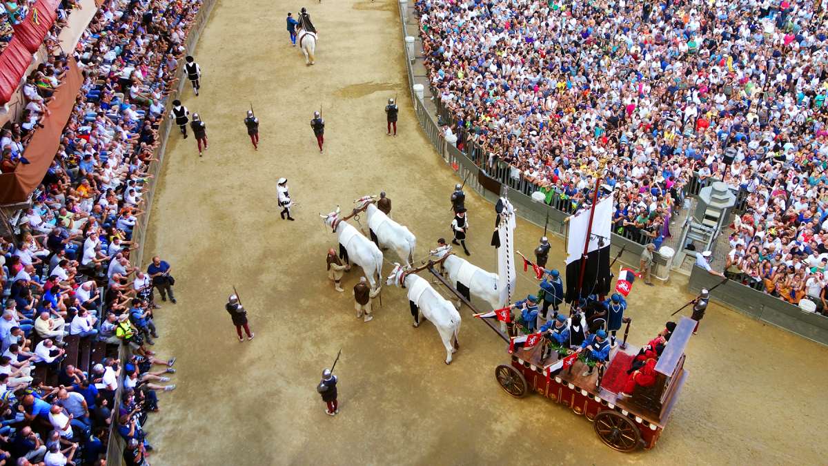 O Palio de Siena, realizado em 2 de julho, é um dos eventos mais tradicionais do calendário cultural italiano.
