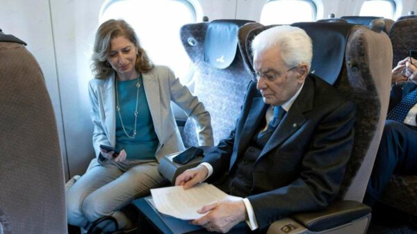 Laura Mattarella ao lado do pai, o presidente Sergio Mattarella, durante voo com destino a compromissos oficiais.