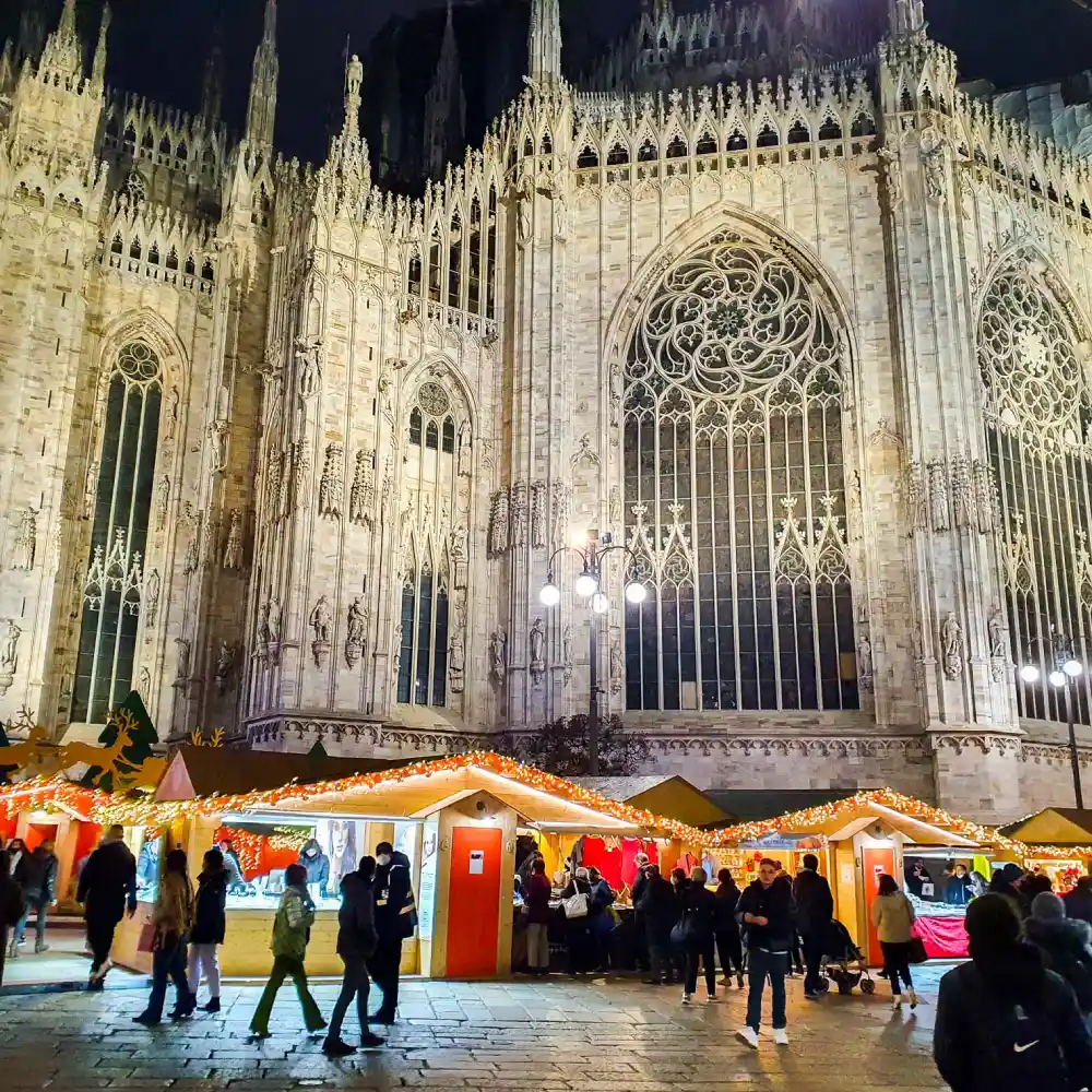 Mercado de Natal na Piazza Duomo, em Milão: tradição com produtos artesanais e comidas típicas.
