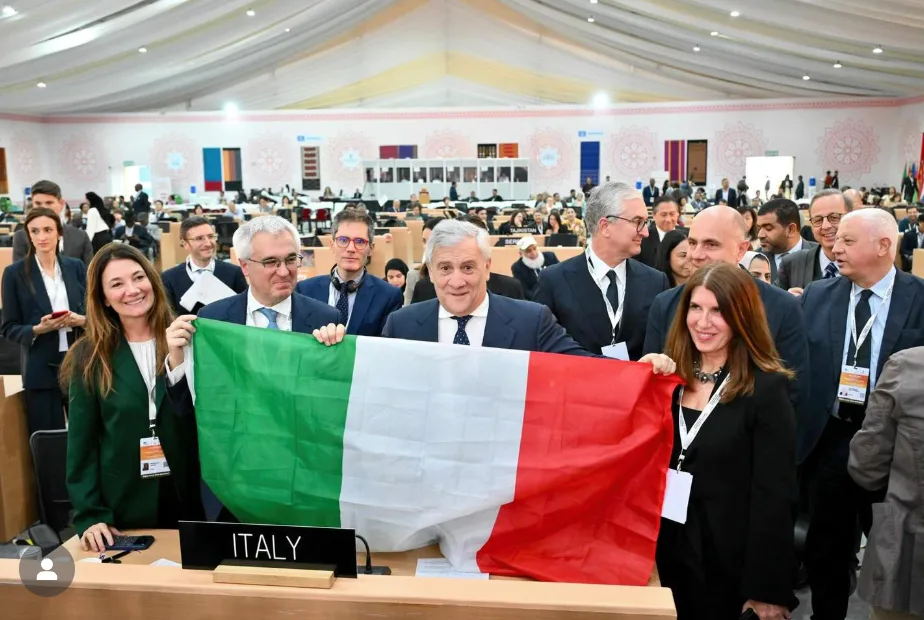 Antonio Tajani com a delegação italiana durante a cerimônia da UNESCO em Nova Deli, na Índia.