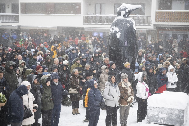 Homenagem a vítimas diante de capela em Crans-Montana.