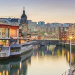 Portugal ficou caro e a Itália continua lenta. Entenda por que a 'Lei Beckham' e o novo visto digital transformaram a Espanha na primeira opção dos brasileiros na Europa este ano.