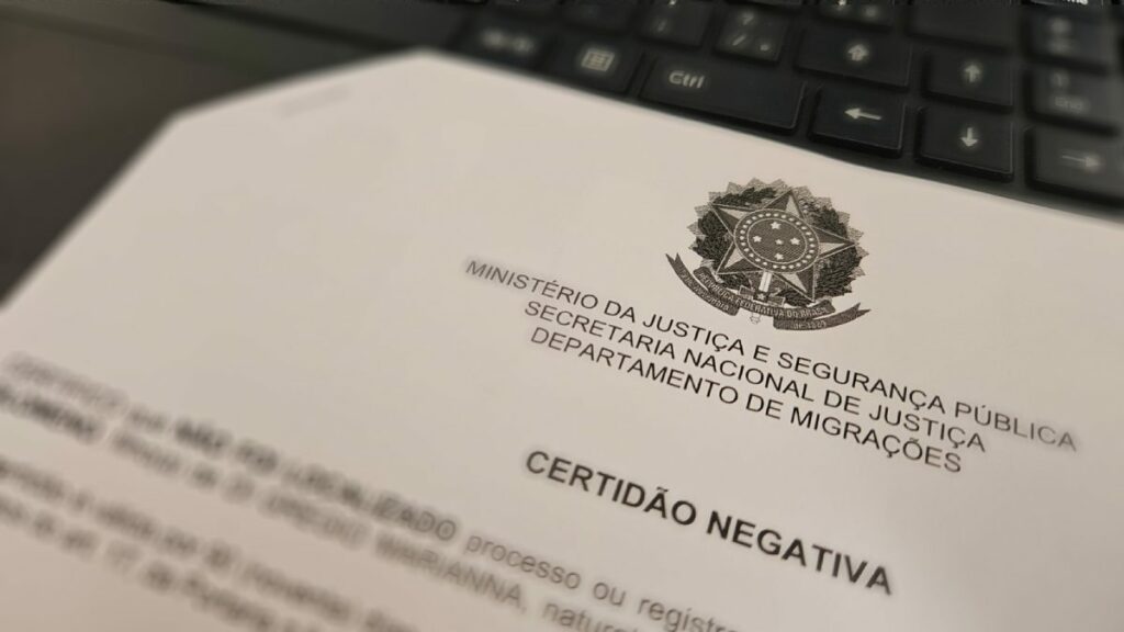 Brasileiros cobram Justiça por mudanças em certidão de naturalização