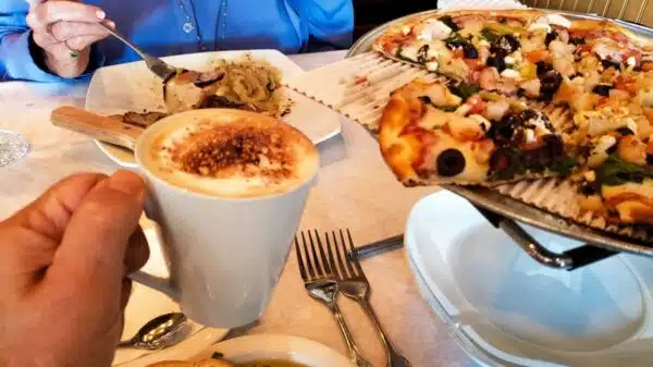 Evite o erro clássico que todo turista comete na Itália ao pedir café após o almoço.