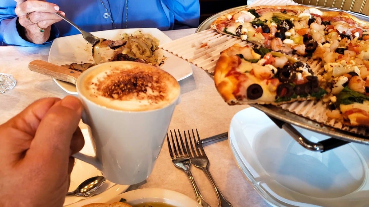 Evite o erro clássico que todo turista comete na Itália ao pedir café após o almoço.