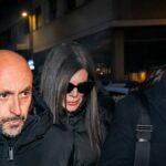 Jacques e Jessica Moretti, al centro dell'immagine, arrivano a Sion per essere interrogati.