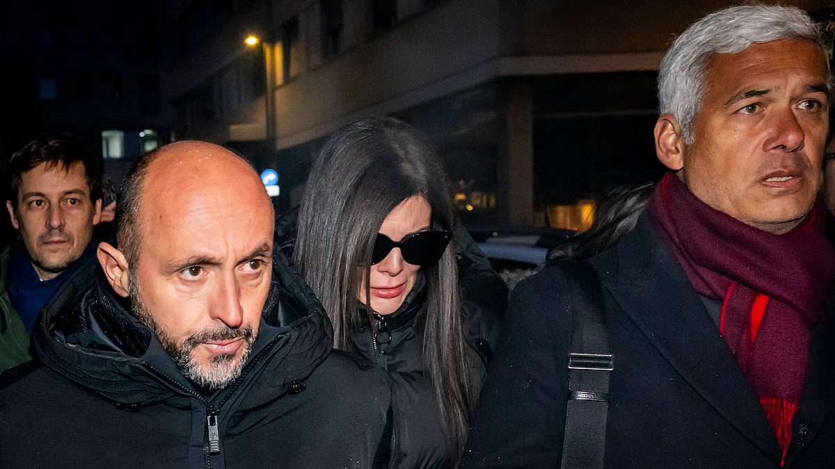 Jacques e Jessica Moretti, no centro da imagem, chegam para interrogatório em Sion.