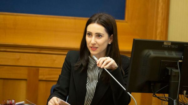 Deputada Federica Onori propõe prorrogar prazo de cidadania para menores até 2027. Entenda as novas regras e os prazos de registro para nascidos no exterior.