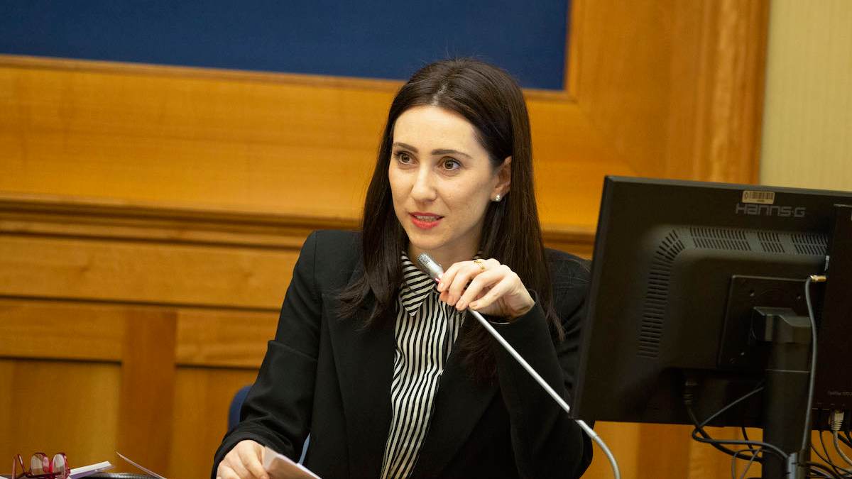 Deputada Federica Onori propõe prorrogar prazo de cidadania para menores até 2027. Entenda as novas regras e os prazos de registro para nascidos no exterior.