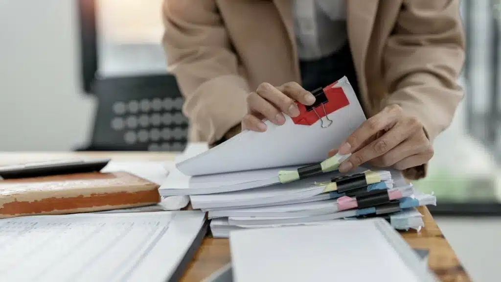 Redução de 90 para 30 dias no prazo de vistos para profissionais qualificados.