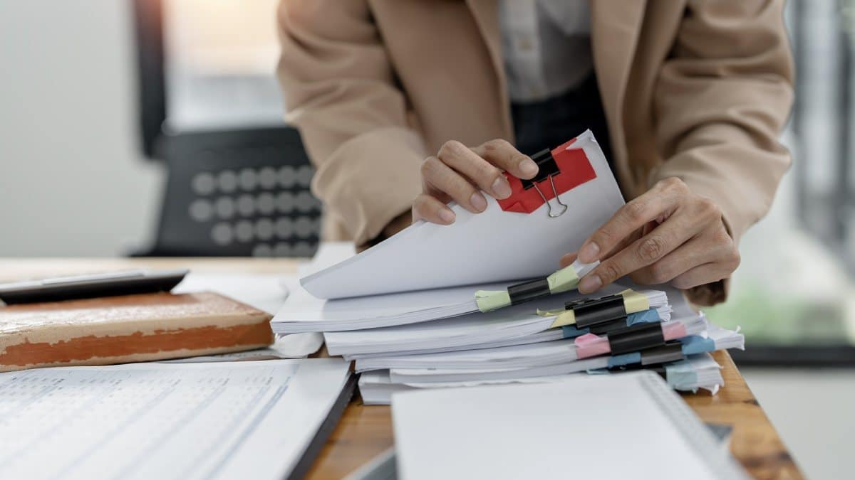 Redução de 90 para 30 dias no prazo de vistos para profissionais qualificados.