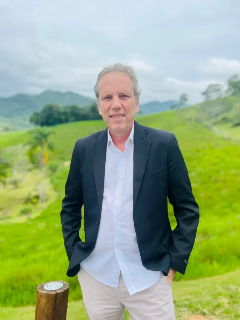 Julio Cancellier, jornalista e pesquisador, lidera projetos que resgatam a memória da imigração italiana no Sul de Santa Catarina por meio de livro, documentário e Metaverso.