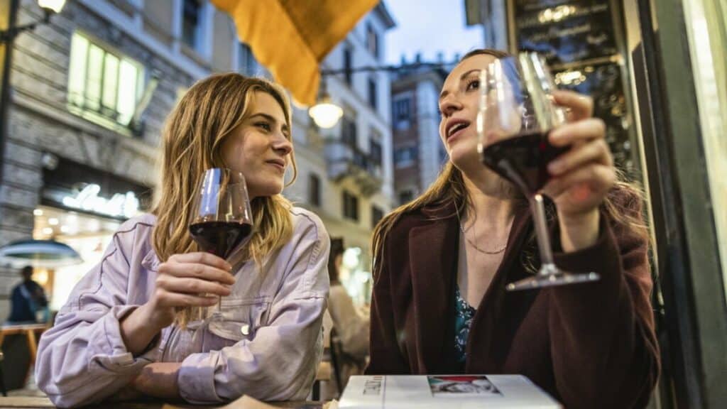 Educação afasta mulheres do casamento? Pesquisa mostra nova realidade global.