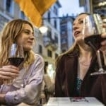 Educação afasta mulheres do casamento? Pesquisa mostra nova realidade global.