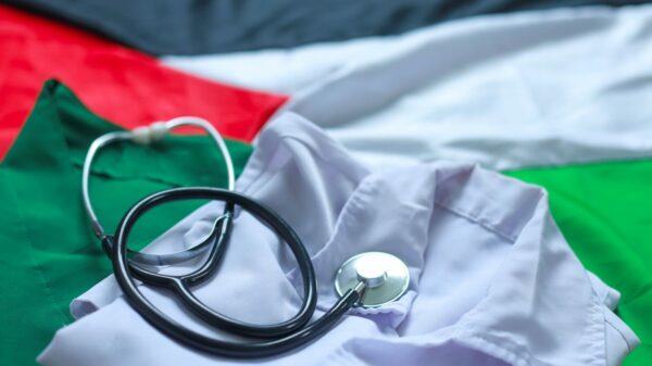 Falta de cidadania e de verificação de títulos afeta médicos estrangeiros que sustentam o sistema de saúde na Itália.