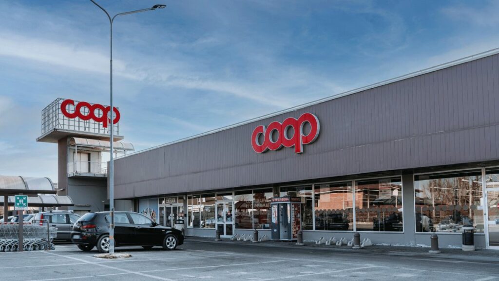 Estudo da Coop indica economia bilionária com fechamento de supermercados aos domingos na Itália