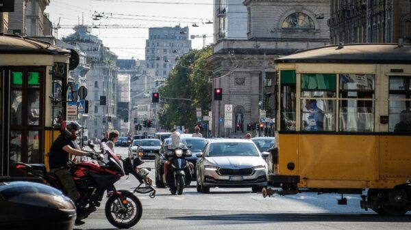 Motoristas em Milão enfrentam alguns dos piores congestionamentos da Europa | Foto: Ansa / Matteo Corner