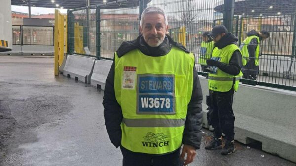 Itália investiga a morte de Pietro Zantonini, vigilante de 55 anos que faleceu em obra das Olimpíadas de Inverno. Família denuncia frio extremo e jornadas exaustivas.