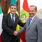 O sonho de um voo direto ligando Florianópolis à Itália ganhou força após o encontro entre o governador Jorginho Mello e o embaixador Alessandro Cortese | Foto: Roberto Zacarias/SecomGOVSC