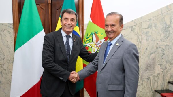 O sonho de um voo direto ligando Florianópolis à Itália ganhou força após o encontro entre o governador Jorginho Mello e o embaixador Alessandro Cortese | Foto: Roberto Zacarias/SecomGOVSC