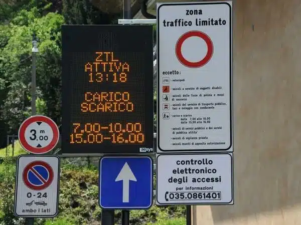 Placa de ZTL informa restrição de circulação, mas confunde turistas que não dominam o idioma.