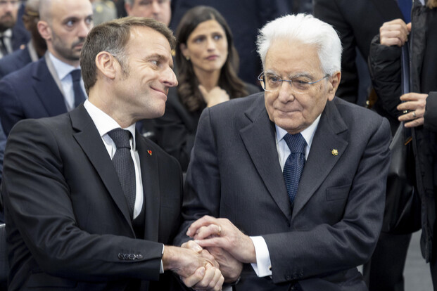 Emmanuel Macron e Sergio Mattarella se cumprimentam em cerimônia em Martigny
