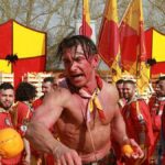 De batalhas de laranjas em Ivrea até desfiles sustentáveis em Imola, o país oferece tradições centenárias para todos os gostos.