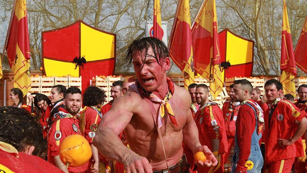 De batalhas de laranjas em Ivrea até desfiles sustentáveis em Imola, o país oferece tradições centenárias para todos os gostos.