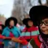 Pessoas vestidas de La Befana participam de um desfile tradicional em Viterbo. Foto: Tiziana Fabi/AFP